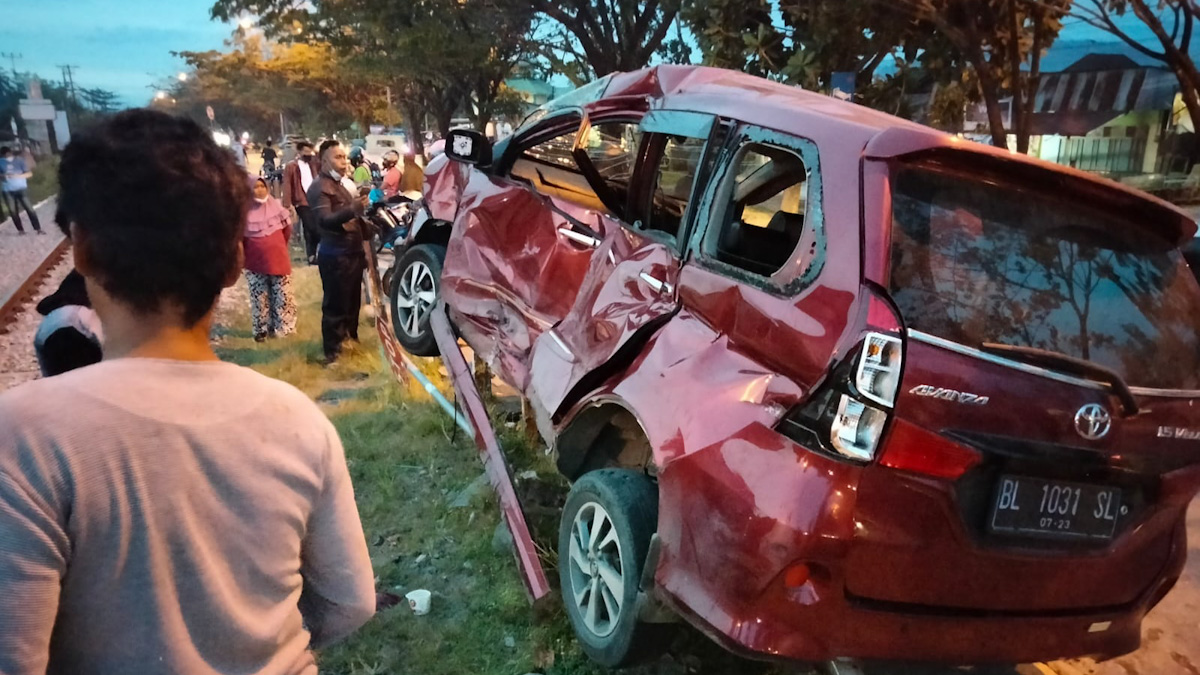 kereta api tabrak minibus