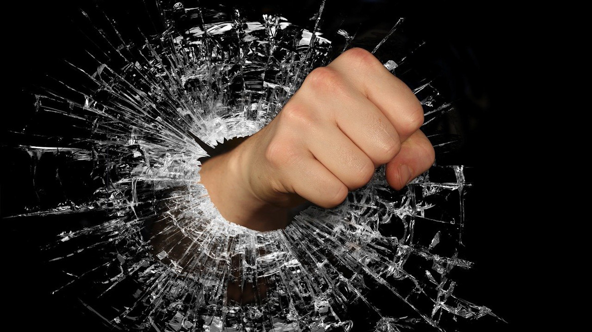 Pemuda serang pengendara