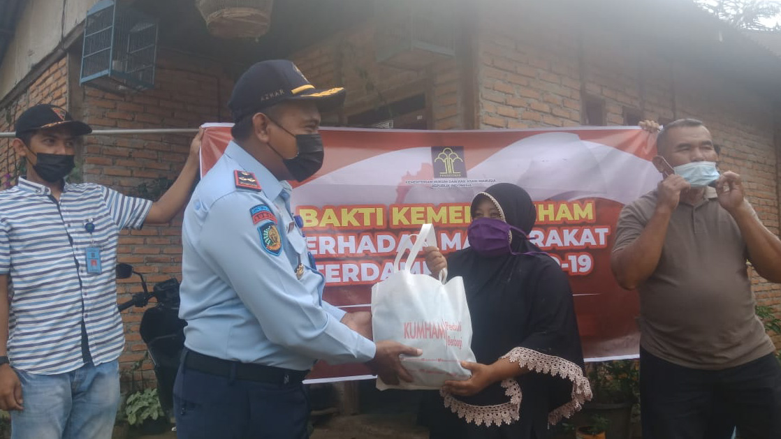 Lapas Terbuka Kelas ll B Pasaman berikan sembako