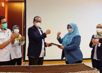 Ketua Yayasan Semen Padang Iskandar Z Lubis menyerahkan SK pengangkatan Direktur Operasional Semen Padang Hospital. (Foto: dok humas)