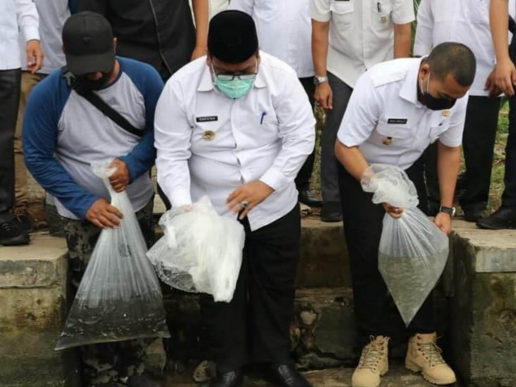 Bantu Ekonomi Warga, Wagub Sumbar Tebar 22 Ribu Benih Ikan di Padang Pariaman