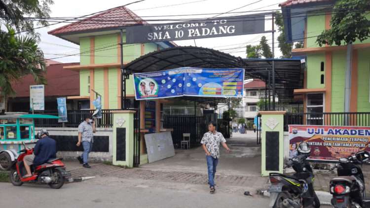 Kepala SMAN 10 Padang Bantah Tahan Ijazah 27 Siswanya