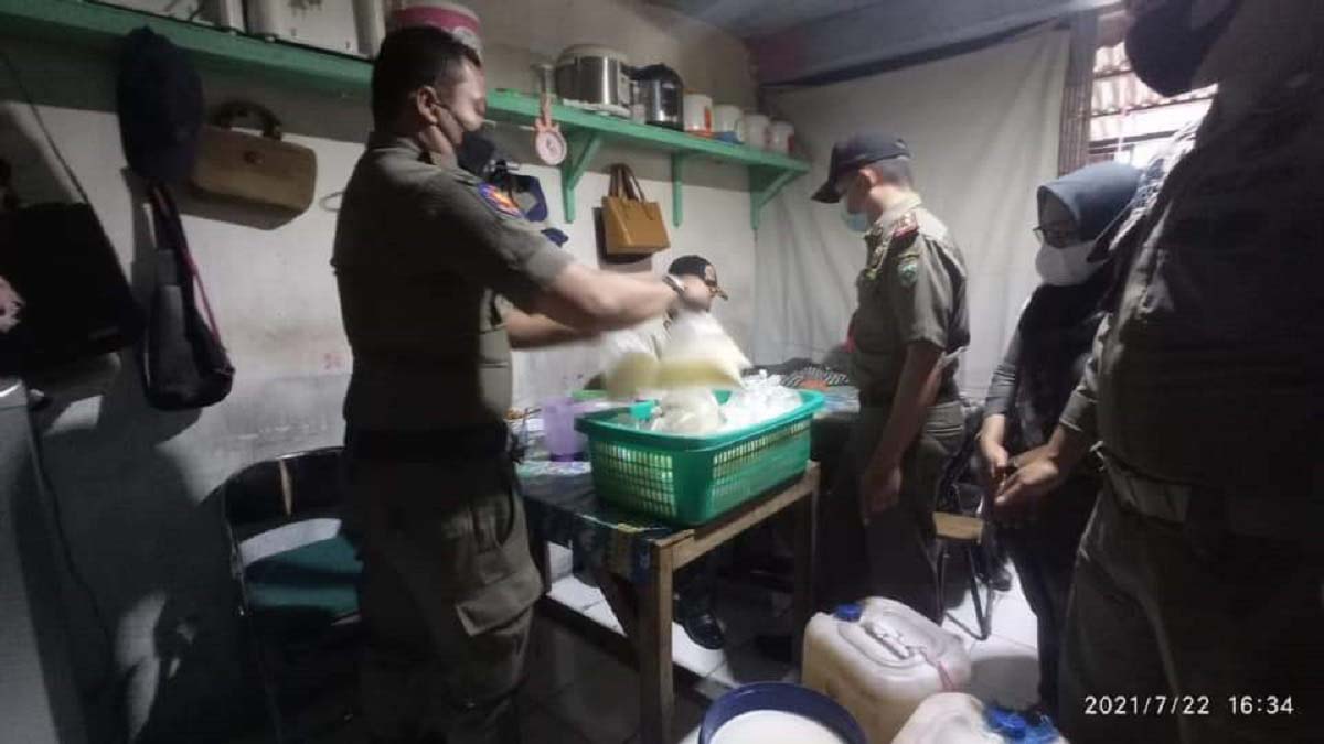 Ratusan Liter Tuak Produksi Pasangan Suami Istri Disita di Padang Panjang