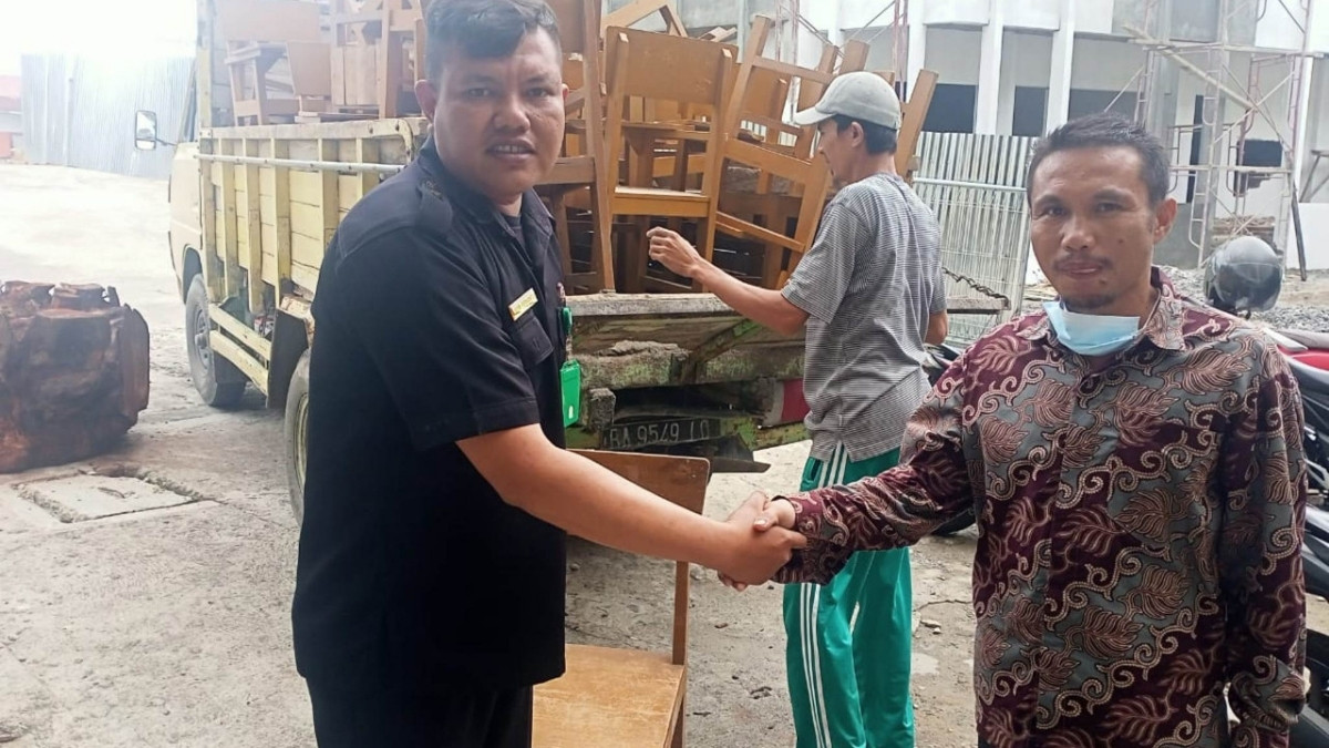 UM Sumbar Hibahkan 100 Kursi untuk Pondok Pesantren