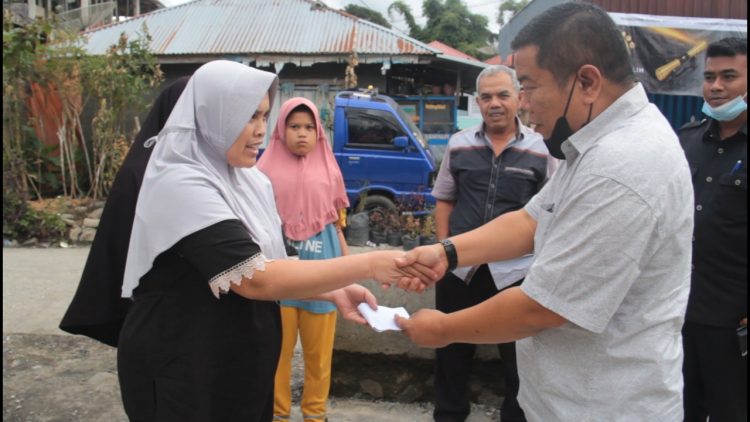 Anggota DPR Andre Rosiade Bantu Korban Kebakaran di Salimpek Solok