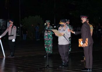 Apel kehormatan dan renungan suci di TMP Kusuma Negara Padang. (Foto: Humas Polda Sumbar/tribratanews.sumbar.polri.go.id)