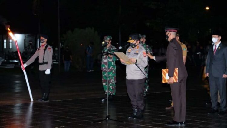 Apel kehormatan dan renungan suci di TMP Kusuma Negara Padang. (Foto: Humas Polda Sumbar/tribratanews.sumbar.polri.go.id)