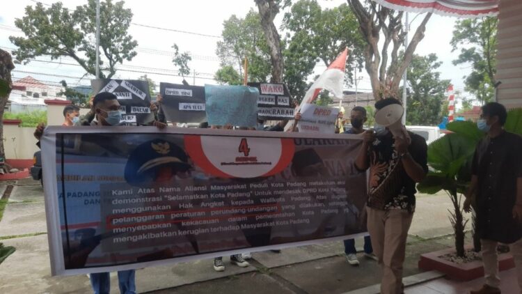 Langgam.id-Demo di DPRD soal penonaktifan Sekda Amasrul