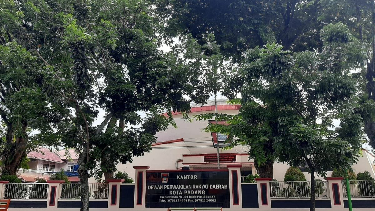 Sebanyak tujuh kursi DPRD Padang diperebutkan para caleg dapil 4 pada Pemilu 2024. Dapil ini meliputi Bungus Teluk Kabung dan Lubuk Begalung