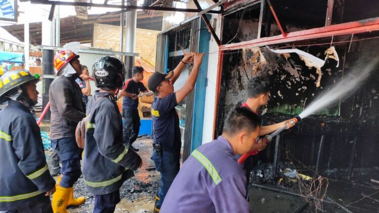 Langgam.id-Tiga bangunan terbakar di Pasar Taram