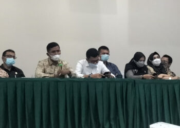 Konferensi pers soal mosi tidak percaya terhadap Ketua DPRD Kabupaten Solok. [foto: Irwanda/langgam.id]