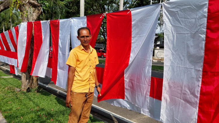Rian, Penjual bendera di Padang. [foto: langgam.id]