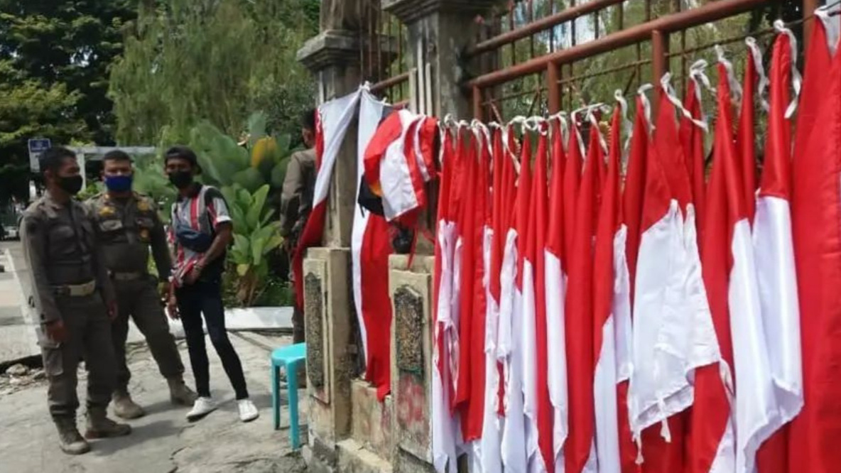 Satpol PP Padang Panjang Tertibkan Pedagang Bendera dan Durian di Bahu Jalan