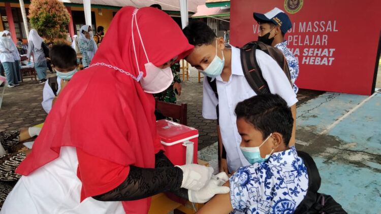 Vaksinasi pelajar di Padang Pariaman, Sumbar. [dok. BIN]