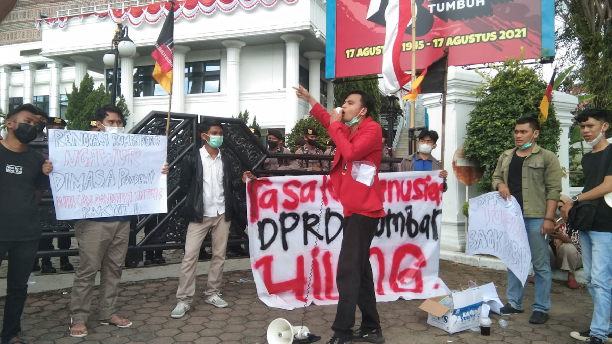 Demo Soal Rumah dan Baju Dinas DPRD Sumbar, PMM Kembali Minta Supardi Mundur