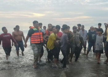Evakuasi korban hanyut di Pasir Jambak Padang. [dok. BPBD Padang]