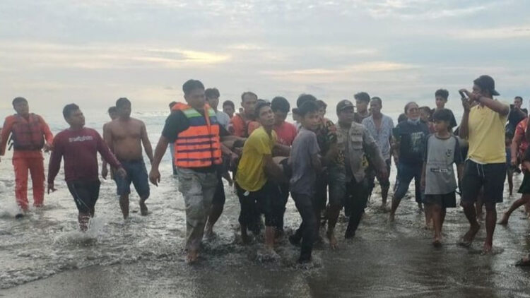 Evakuasi korban hanyut di Pasir Jambak Padang. [dok. BPBD Padang]