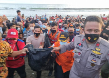 Jenzah korban tenggelam di Pasir Jambak ditemukan. [dok. Kantor SAR Padang]