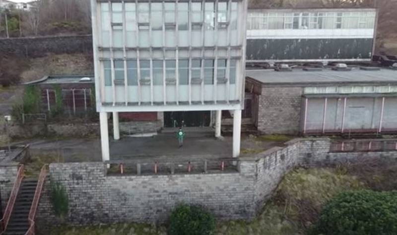 Bangunan sekolah terbengkalai