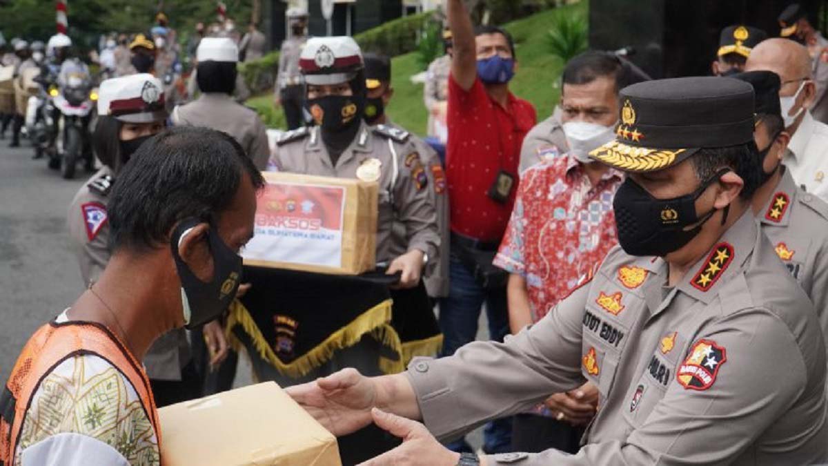 Wakapolri Lepas Bansos untuk Masyarakat di Polda Sumbar