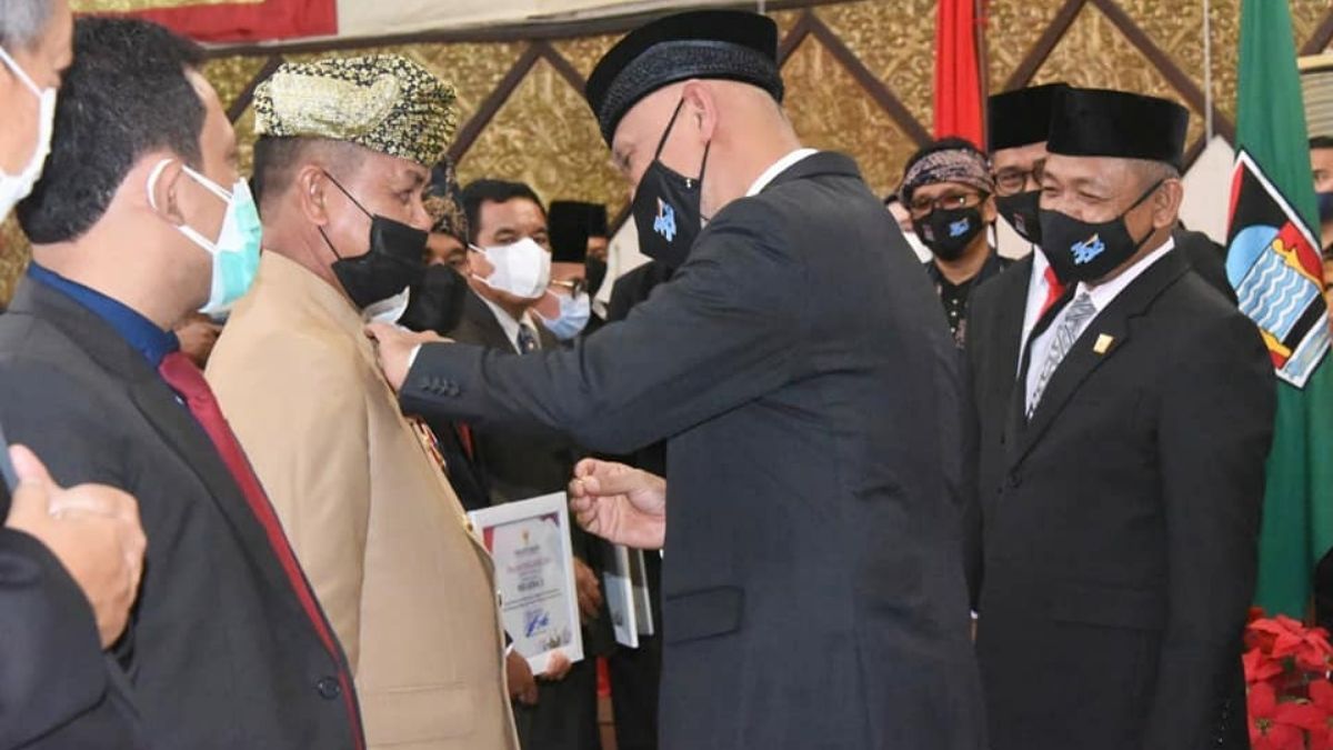 Langgam.id-tokoh masyarakat terima pin emas