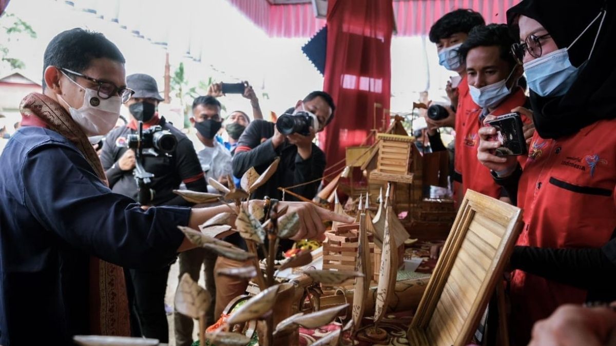 sandiaga di desa sarugo, pantai padang, bantuan ekonomi kreatif