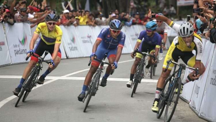 Para pembalap saling berkejaran menjelang garis finsi etape VII Tour de Singkarak 2019 di Dermaga Danau Kerinci, Jambi Jumat 8/11. (Tim Media Tds)