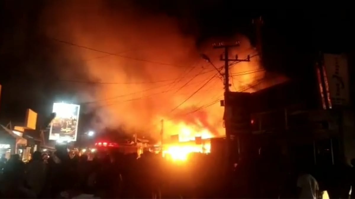 Langgam.id Pasar Kambang Pesisir Selatan Terbakar