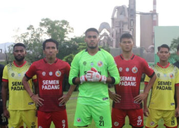 Pemain Semen Padang FC mengenakan jersey terbaru. [dok. SPFC]