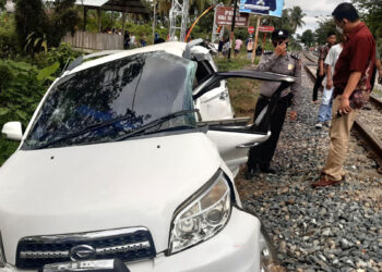 Mobil tertabrak kereta api di Padang. [dok. Polsek Koto Tangah]