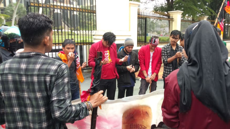 Minta Usut Kasus Surat Gubernur, Mahasiswa Aksi di Mapolda Sumbar