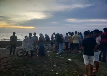 Warga ramai di dekat lokasi dua remaja yang hanyut di Pantai Padang. [foto: Irwanda/langgam.id]