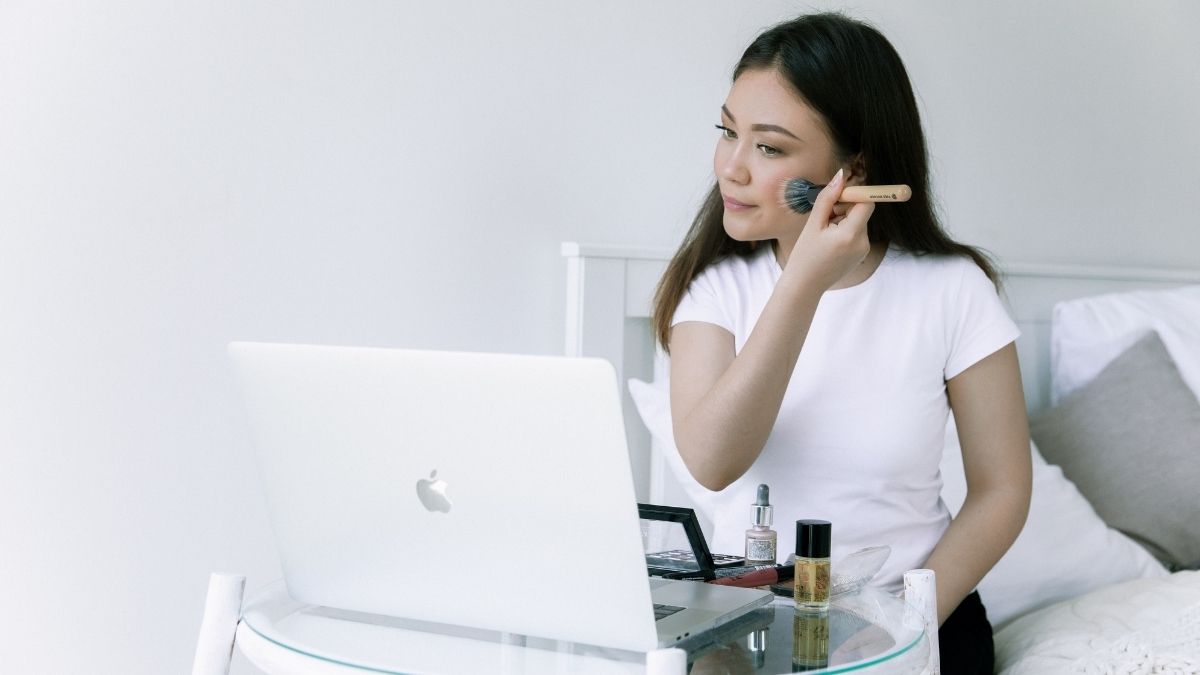 menjaga riasan tetap awet