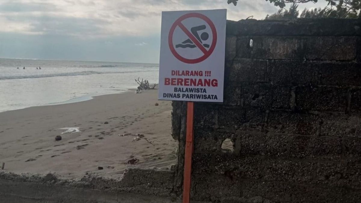 Pantai Purus di Kota Padang, merupakan salah satu objek wisata yang selalu ramai dikunjungi masyarakat, terutama saat libur Lebaran.