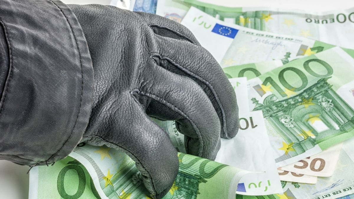 Mobil pengangkut uang untuk pengisian ATM BRI dirampok di Flyover Bandara Internasional Minangkabau (BIM) Kabupaten Padang Pariaman,