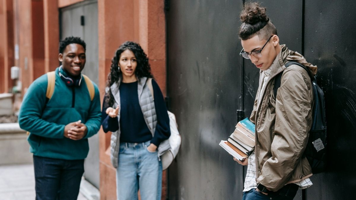 menghindari lingkungan tidak nyaman