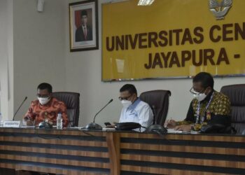 Ketua Umum ISORI Pusat Prof. Dr. Syahrial Bakhtiar, M.Pd (tengah) saat menjadi narasumber seminar di Universitas Cenderawasih Papua (Foto: Ist)