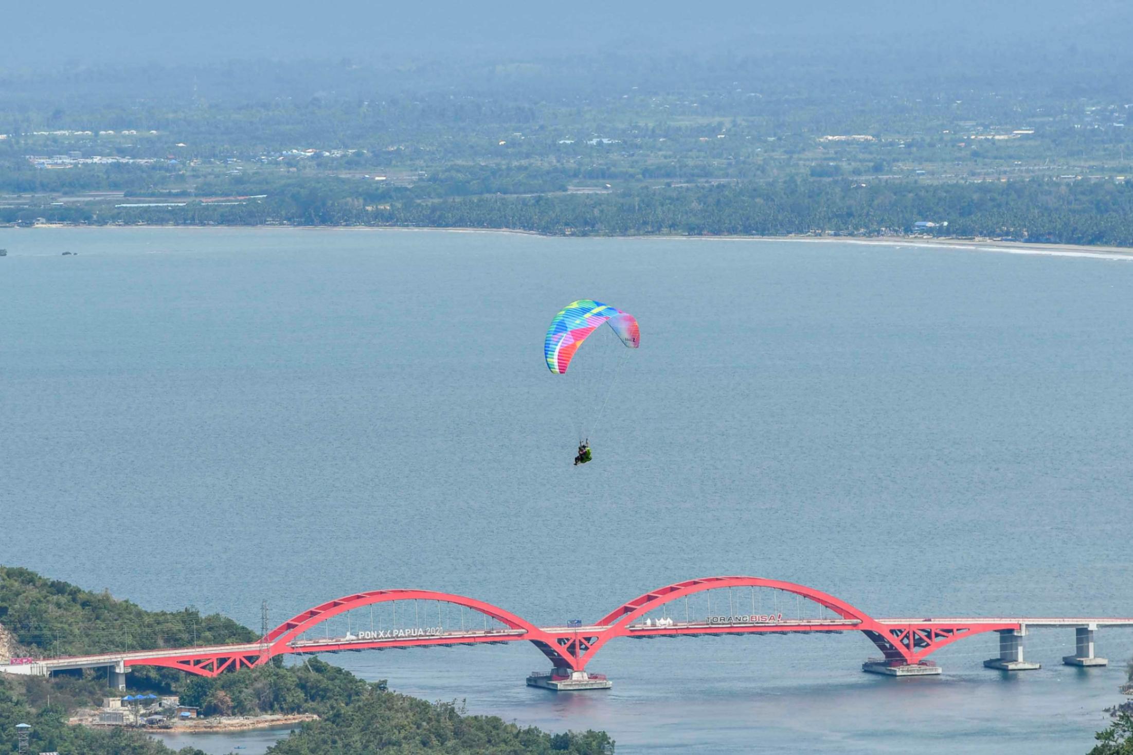 Atlet Sumbar Kuasai Udara Papua Lewat Paralayang