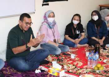 Staf Khusus Menteri BUMN Arya Sinulingga didampingi Pemimpin PNM Cabang Padang mengunjungi nasabah PNM Mekaar di Sumatra Barat. (Foto: dok humas)