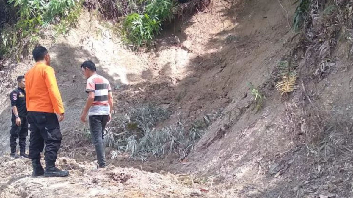 Longsor di Batang Gasan Padang Pariaman Masih Timbun Jalan dan Irigasi