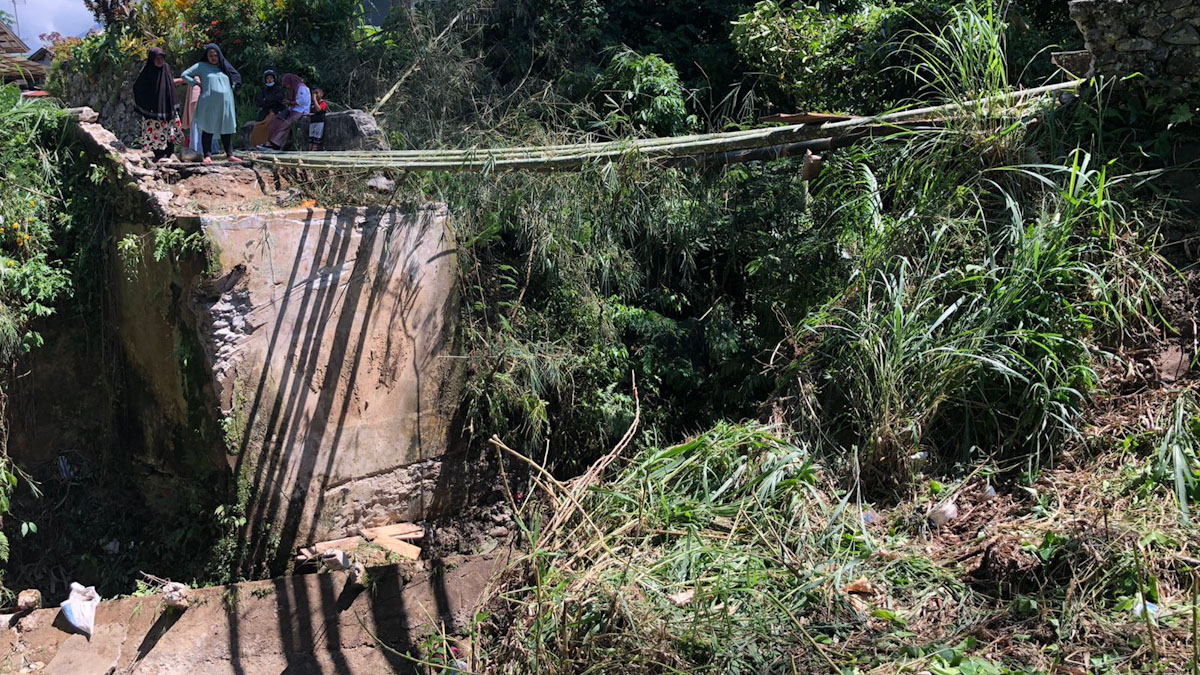 Jembatan Penghubung Nagari di Agam Putus