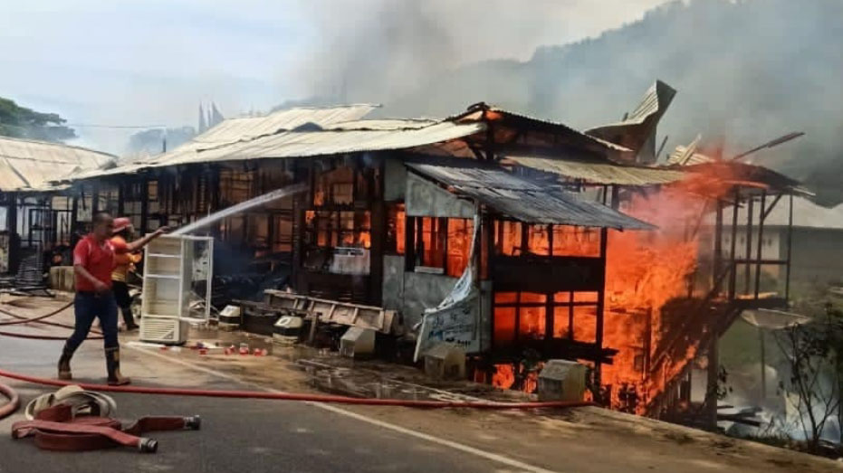 Kebakaran Hanguskan Rumah Makan dan Kafe Dekat Istana Baso Pagaruyung