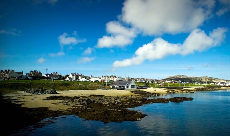Foto Viral, Sosok Misterius Muncul di Lepas Pantai Inggris
