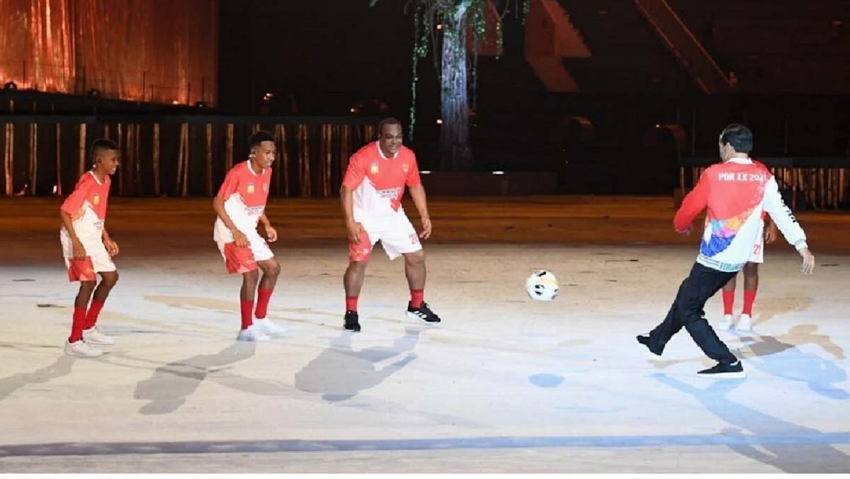 Buka PON XX, Jokowi Bermain Bola dengan Anak Muda Papua