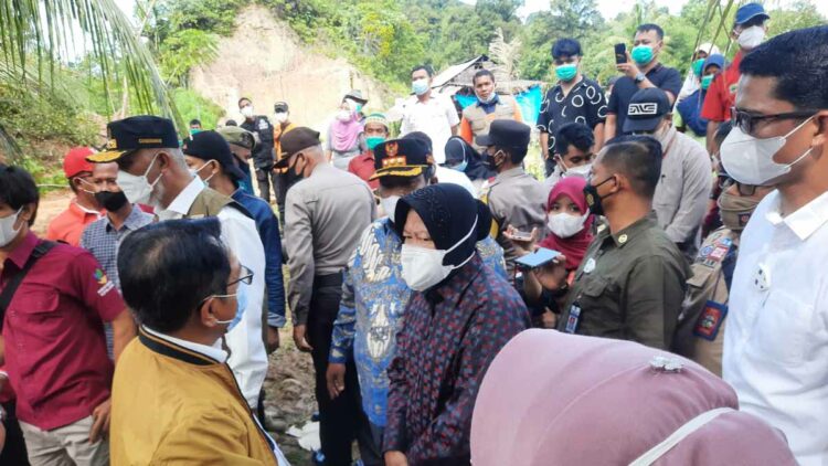Mensos Risma bersama Gubernur Mahyeldi dan Bupati Padang Pariaman di lokasi longsor Lubuk Alung. (Foto: Rahmadi)
