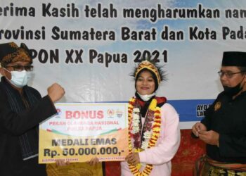 Wali Kota Padang beri hadiah untuk atlet yang berprestasi di PON XX Papua. (Foto: Prokopim Padang)
