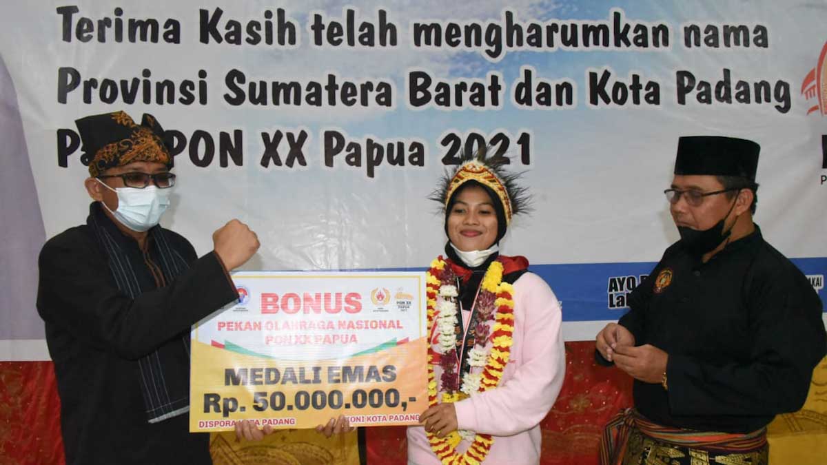 Wako Padang Hendri Septa Beri Hadiah untuk Atlet Berprestasi di PON XX Papua