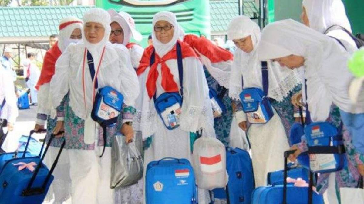 Kloter 1 jemaah haji Embarkasi Padang 1445 Hijriah/2024 bersiap untuk menuju ke Tanah Suci untuk menunaikan rukun Islam yang kelima.