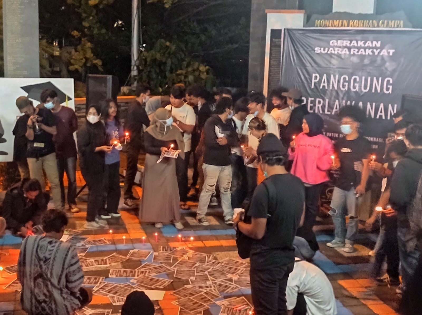 Aksi 1000 Lilin Warnai Peringatan Sumpah Pemuda di Padang