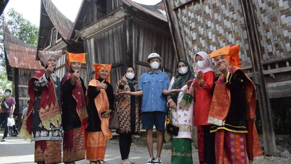 Riri riza saribu rumah gadang